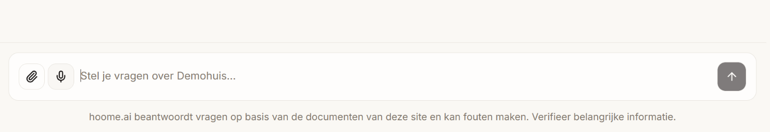 Het invoerveld met de knop voor bijlagen, de microfoon en de verzendknop