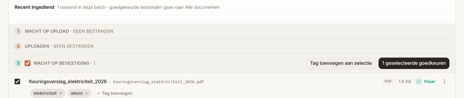 Een document dat wacht op bevestiging, met twee voorgestelde tags